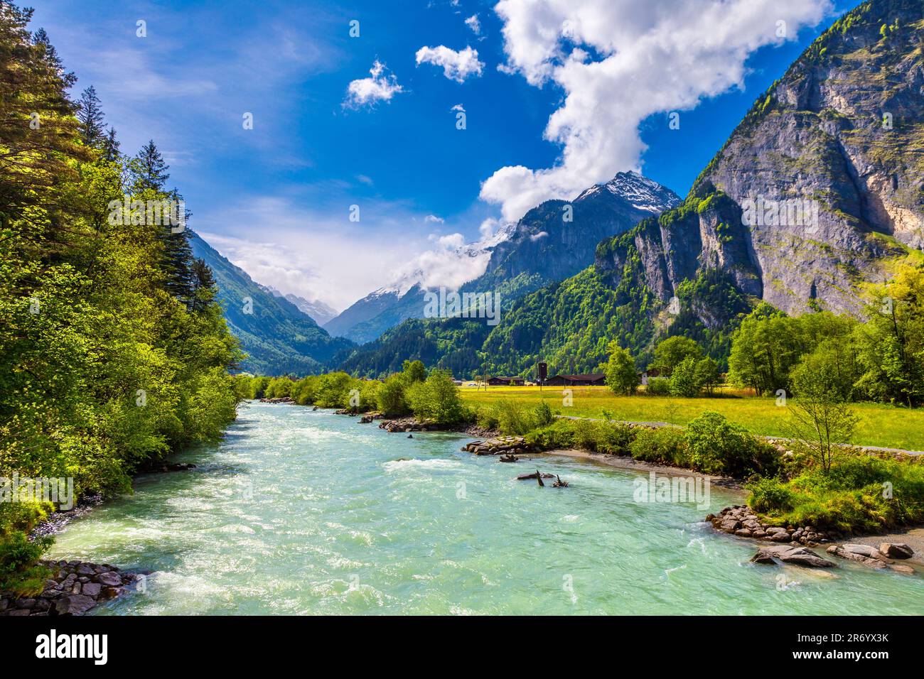 Blick auf die Berge und den Fluss Aare in der Nähe der Aare-Schlucht, Schweiz Stockfoto