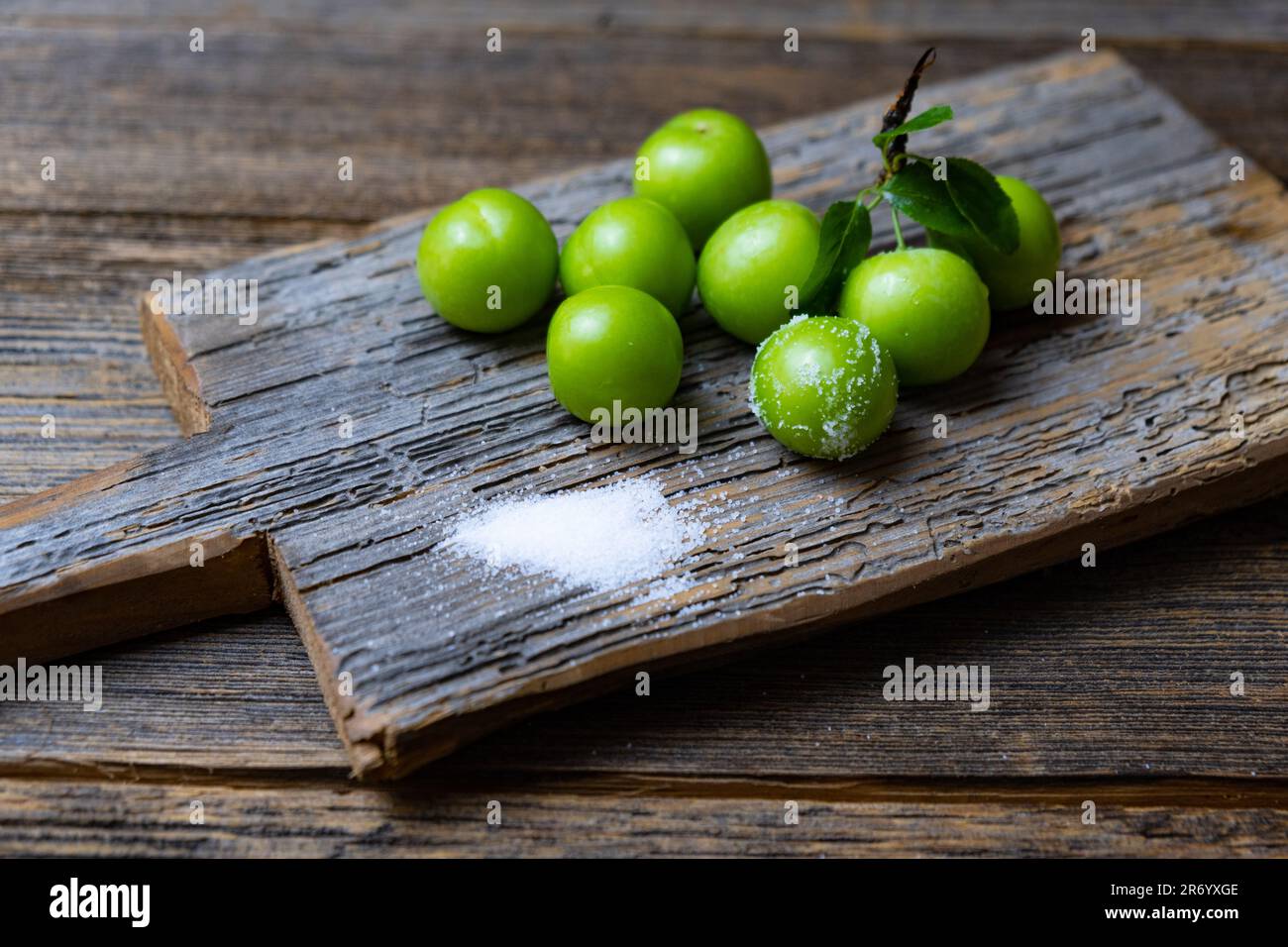 Frische, reife organische grüne Pflaume, Holzhintergrund, Nahaufnahme. Stockfoto