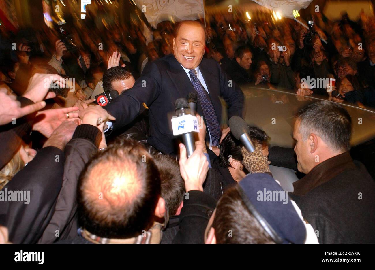 SILVIO BERLUSCONI AUF DER PIAZZA SAN BABILA FÜR DIE SAMMLUNG VON UNTERSCHRIFTEN GEGEN PRODI (Ã‚Â © Maurizio Maule, MAILAND - 2007-11-18) p das Foto kann unter Berücksichtigung des Kontexts verwendet werden, in dem es aufgenommen wurde; Und ohne die verleumderische Absicht des Anstands der repräsentierten Personen (Photo Repertoire - 2019-01-17, Ã‚Â © Maurizio Maule) ps kann das Foto in Übereinstimmung mit dem Kontext, in dem es aufgenommen wurde, und ohne die verleumderische Absicht des Anstands der repräsentierten Personen nur redaktionelle Verwendung verwendet werden Stockfoto