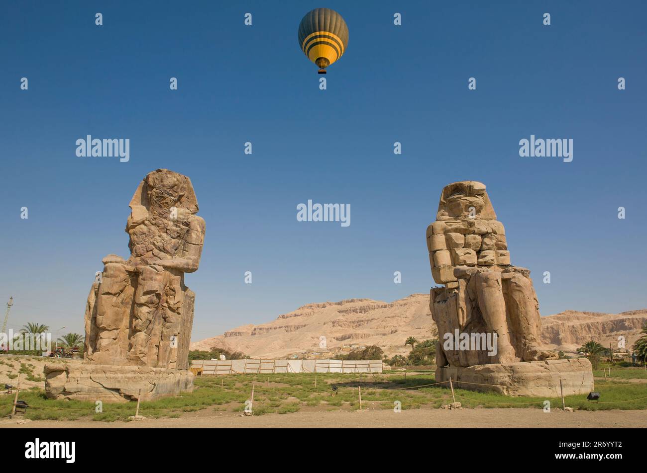 Zwillingsstatuen der Memnonkolosse in Luxor, Ägypten. Heißluftballon über der theban-Nekropole Stockfoto
