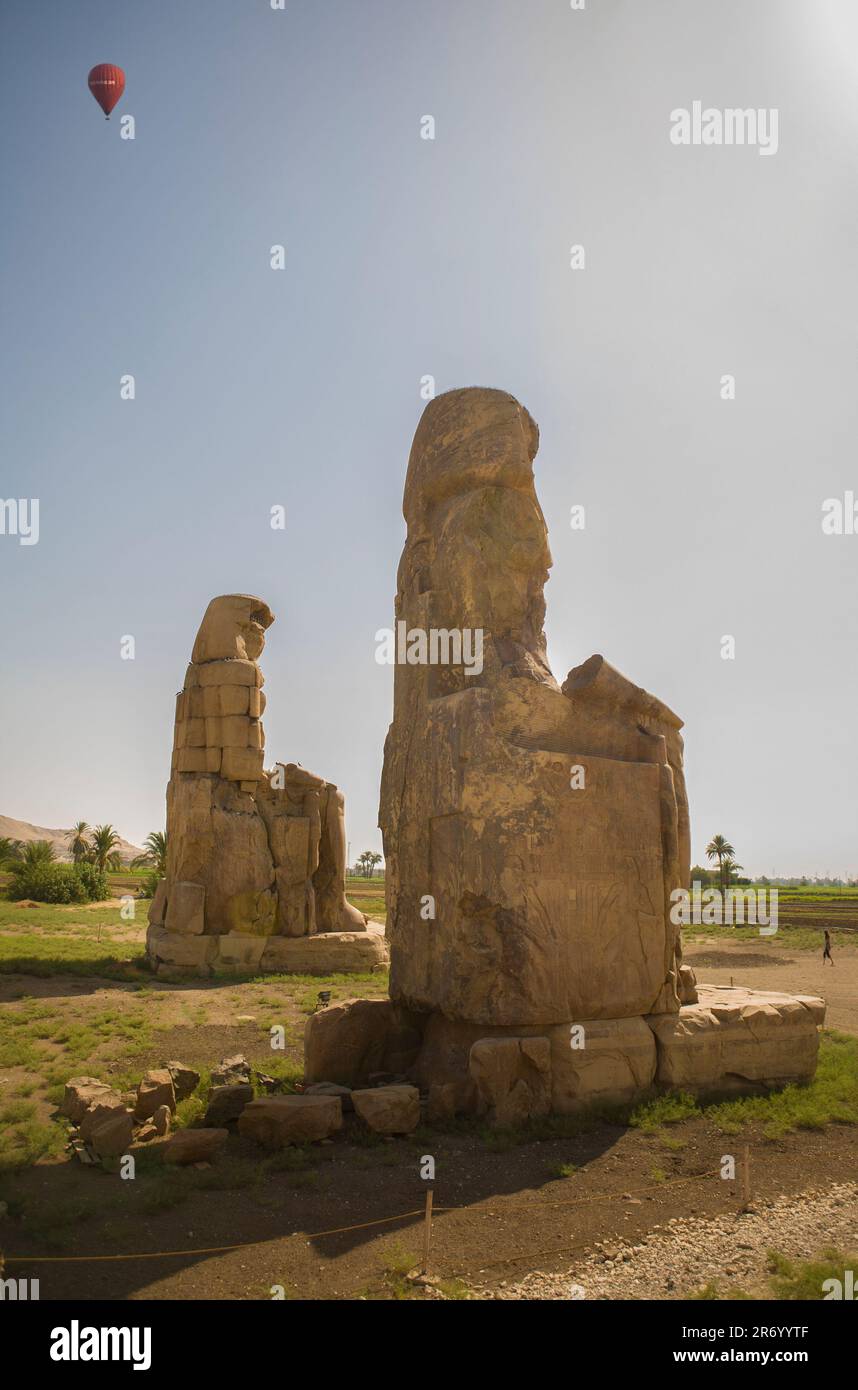 Zwillingsstatuen der Memnonkolosse in Luxor, Ägypten. Heißluftballon über der theban-Nekropole Stockfoto