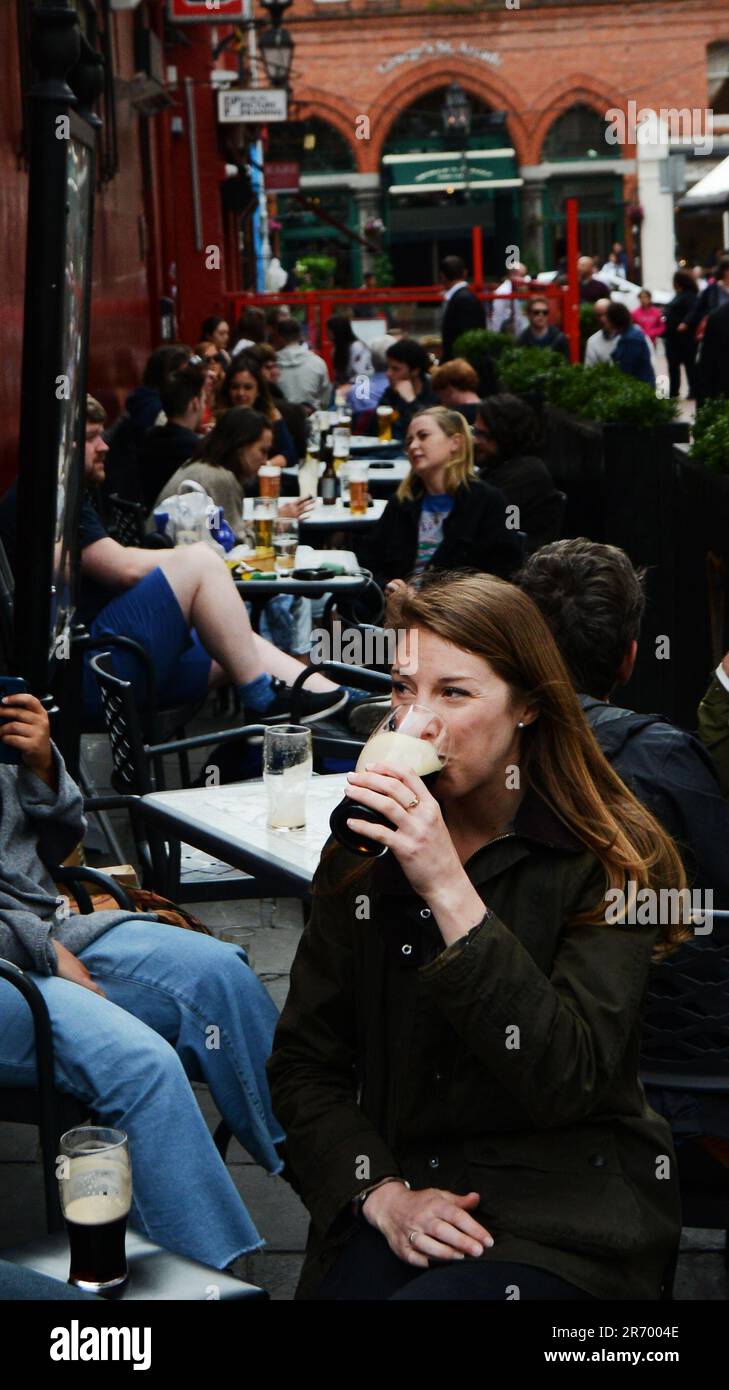 Einheimische und Touristen treffen sich im Grogans Pub in Dublin, Irland. Stockfoto