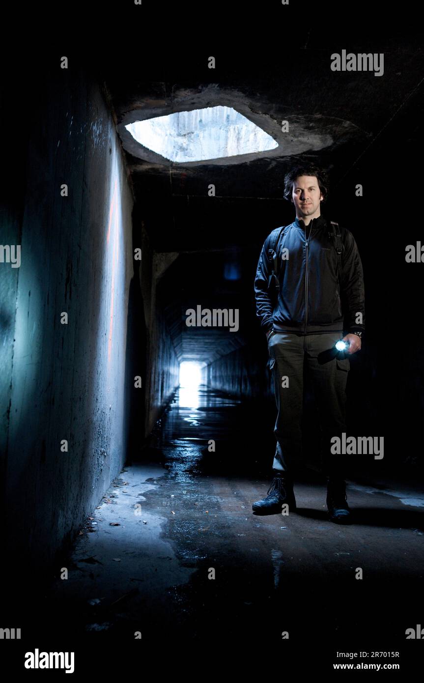 Autor, Matthew O'Brien steht unter einer Öffnung in einem Tunnel unter dem Las Vegas Strip. Stockfoto
