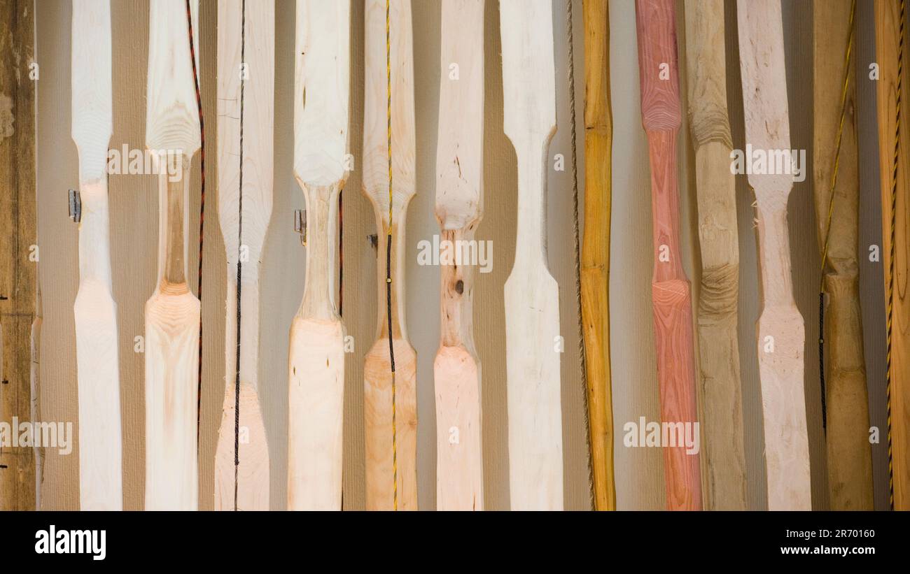 Handgefertigte Schleifen lehnen sich an eine Wand in einem Haus in Lake Pleasant, Massachusetts. Stockfoto