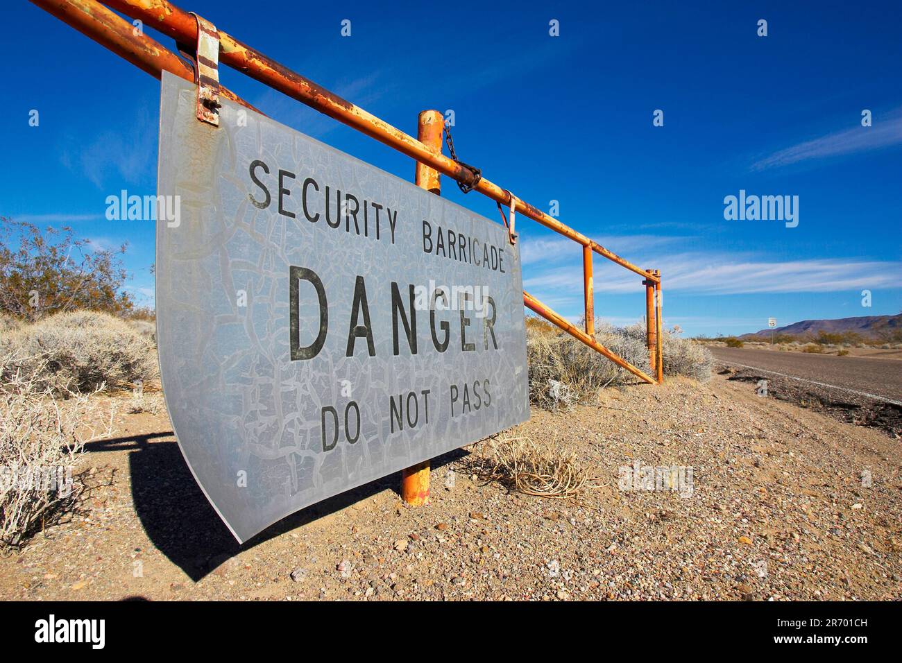 Alte Schilder erinnern an die Gefahr auf dem Testgelände in Nevada. Die Gefahr ist jetzt geringer, aber die rostigen Schilder sind immer noch da, die an eine einst geschäftige Vergangenheit erinnern. Stockfoto