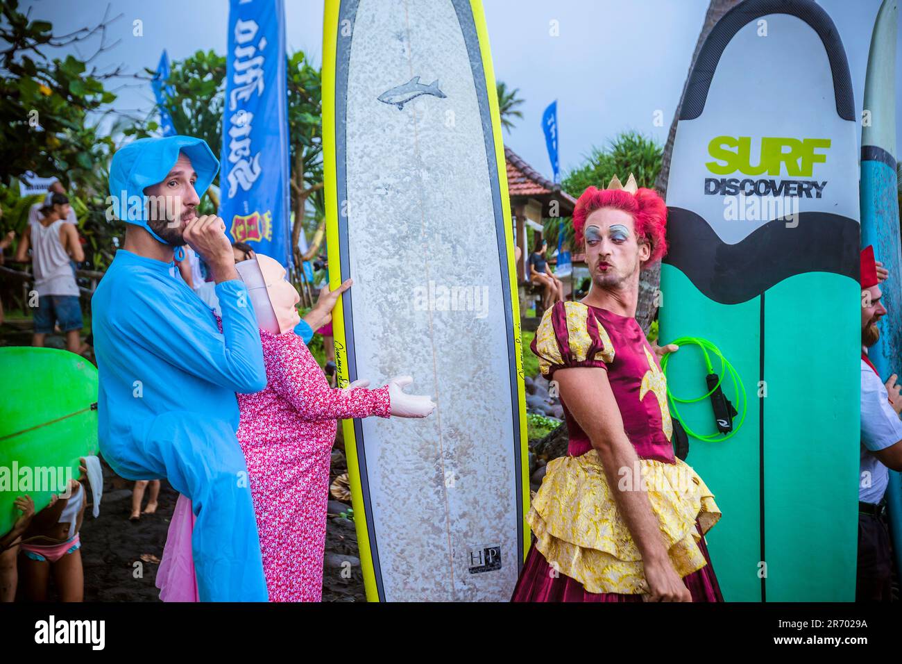 Surfen in Karnevalskostümen, Bali, Indonesien. Stockfoto
