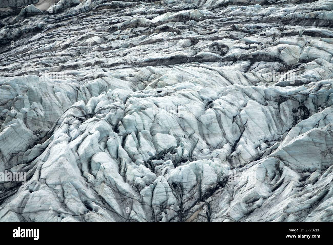 Glaziologie. Berggletscher (alpiner). Gletscheroberfläche - Eisknarren und Mattenstreifen Stockfoto