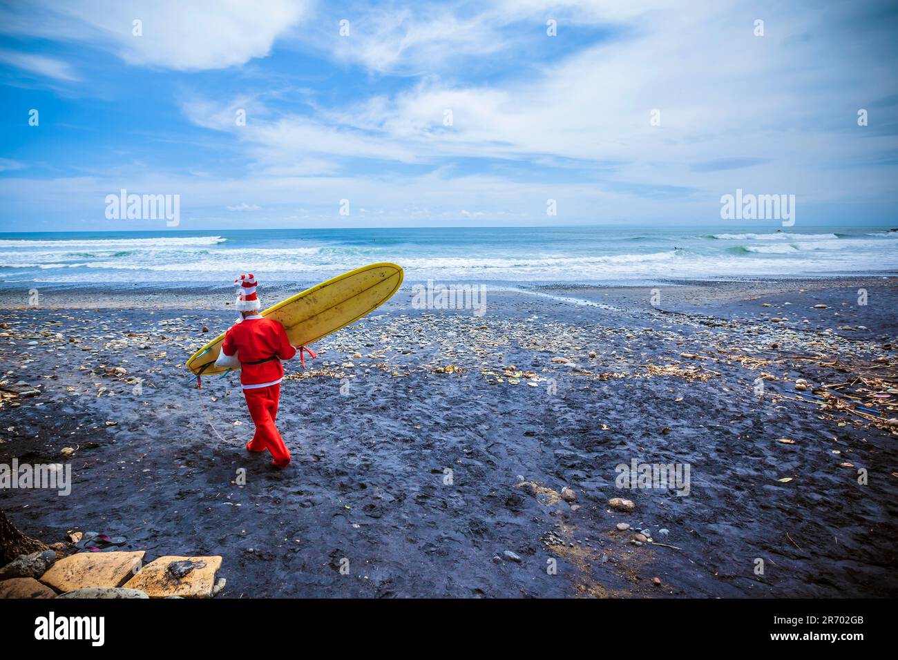 Surfen in Karnevalskostümen, Bali, Indonesien. Stockfoto