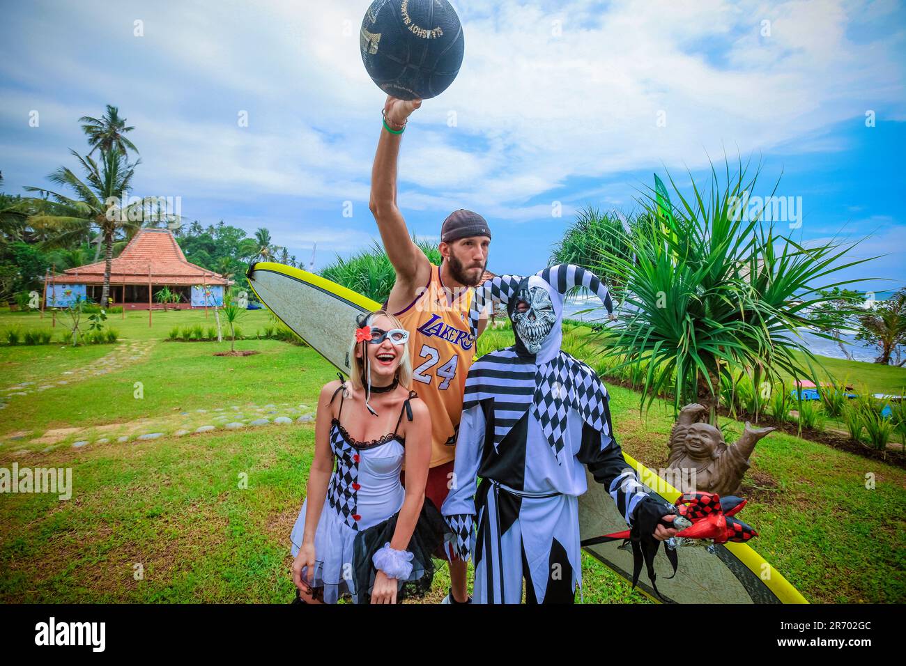 Surfen Sie in einem Karnevalskostüme, Bali, Indonesien.  Nur ein Spaß und spielen mit Freunden. Stockfoto