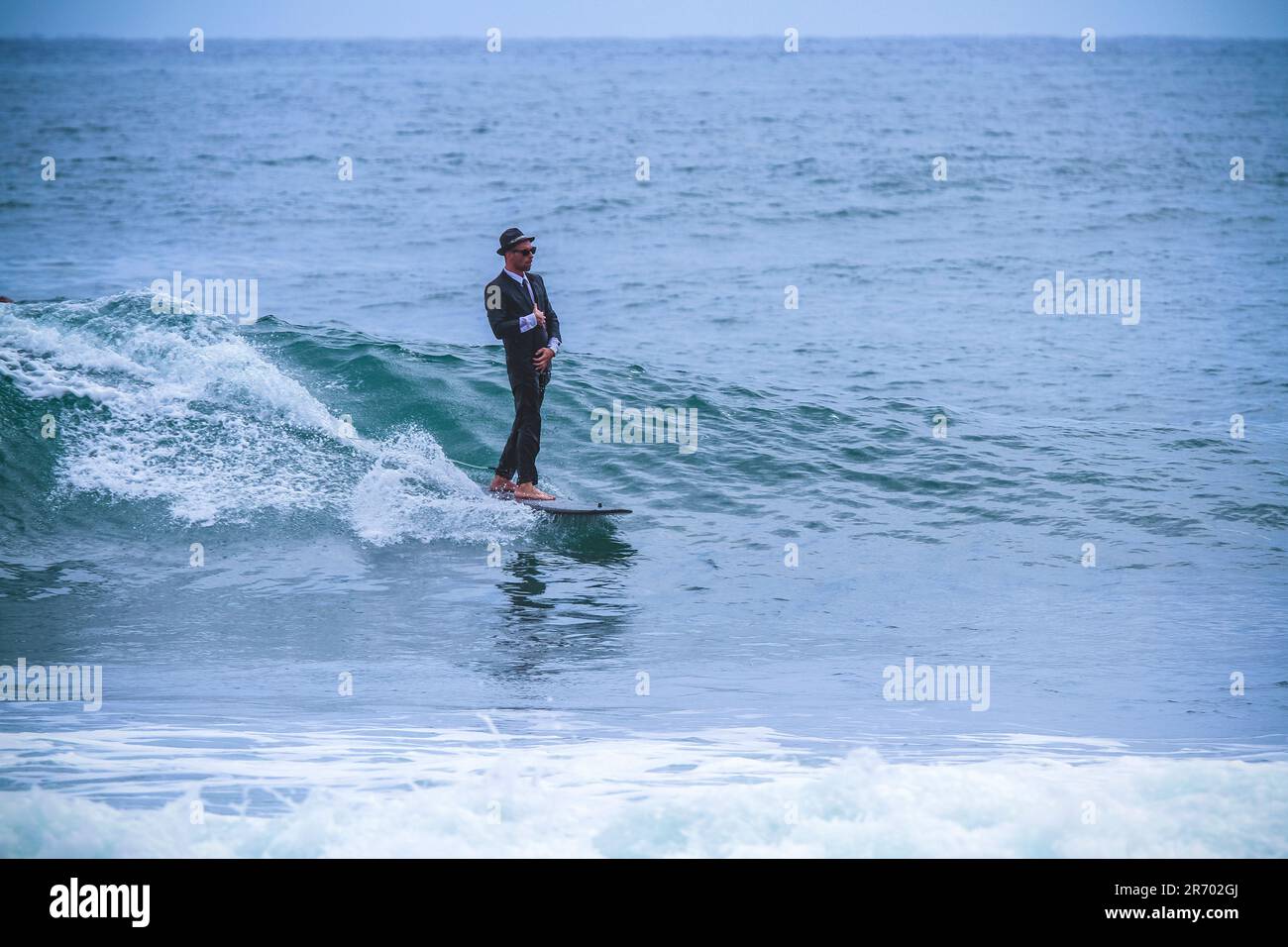 Surfen Sie in einem Karnevalskostüme, Bali, Indonesien.  Nur ein Spaß und spielen mit Freunden. Stockfoto