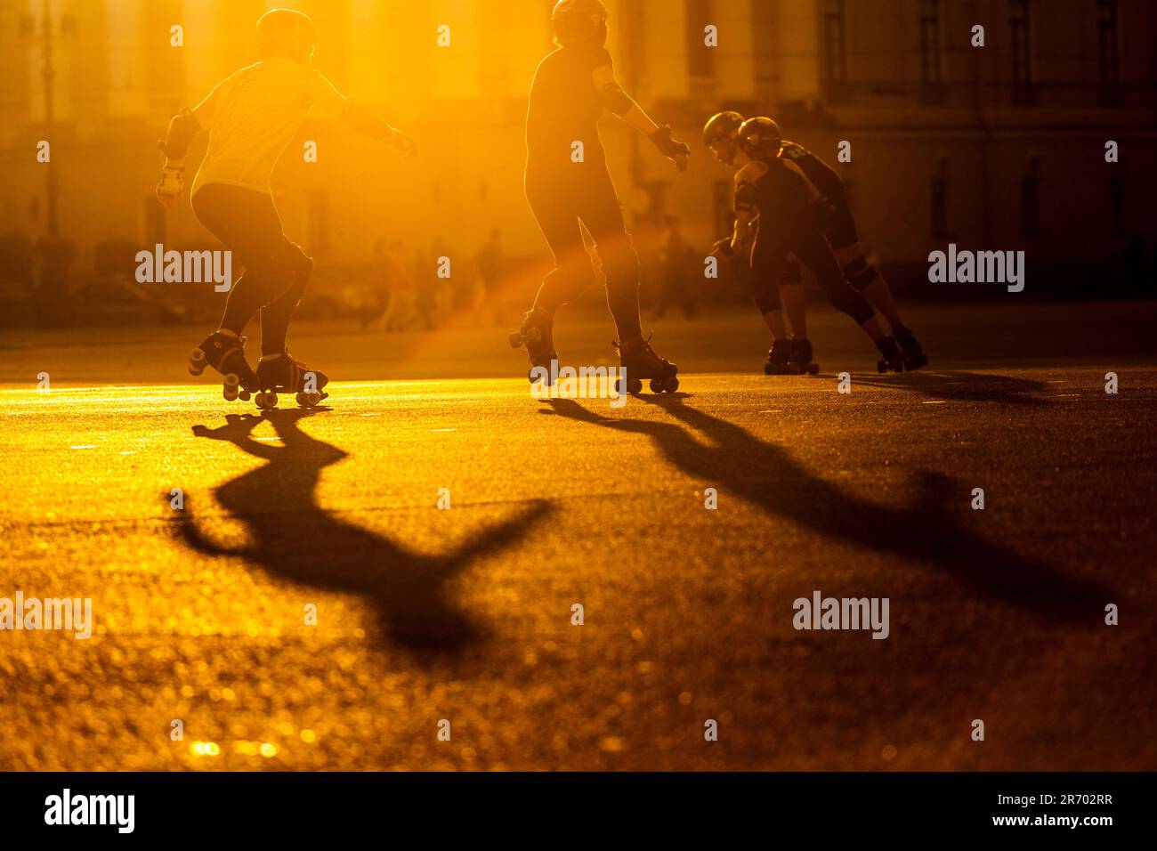 Schlittschuhrollen in der Straße von St. Petersburg City, Russland Stockfoto