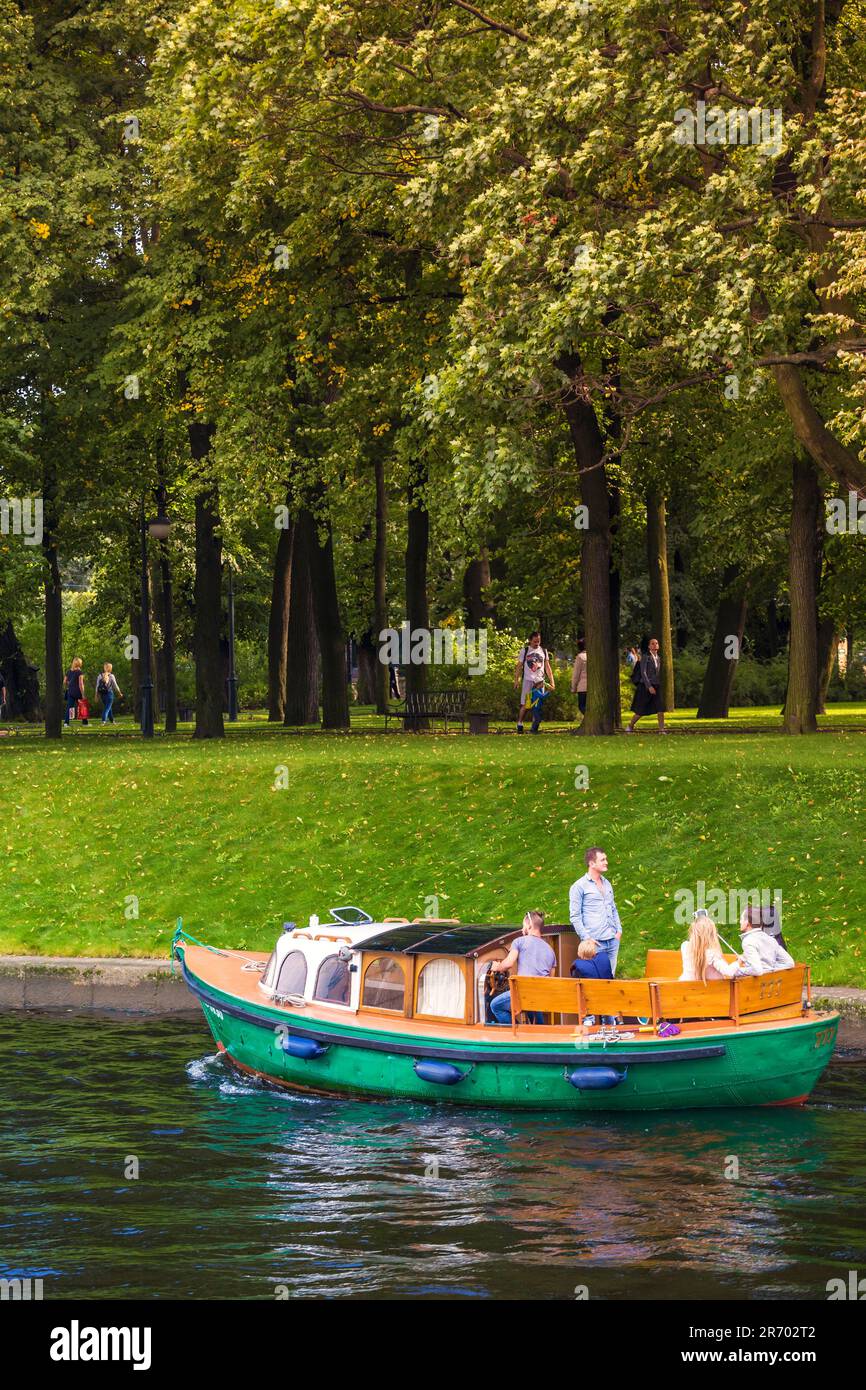 Blick Auf Den Fluss Und Das Touristenschiff In Sankt Petersburg, Russland Stockfoto