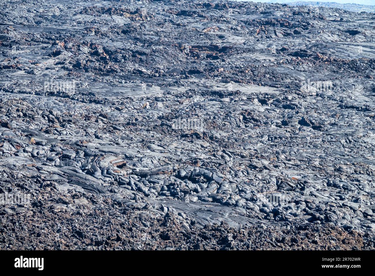 Flüssiger Lavastrom mit glatter Oberfläche. Fladenlava-Kruste. Kamtschatka, Russland Stockfoto