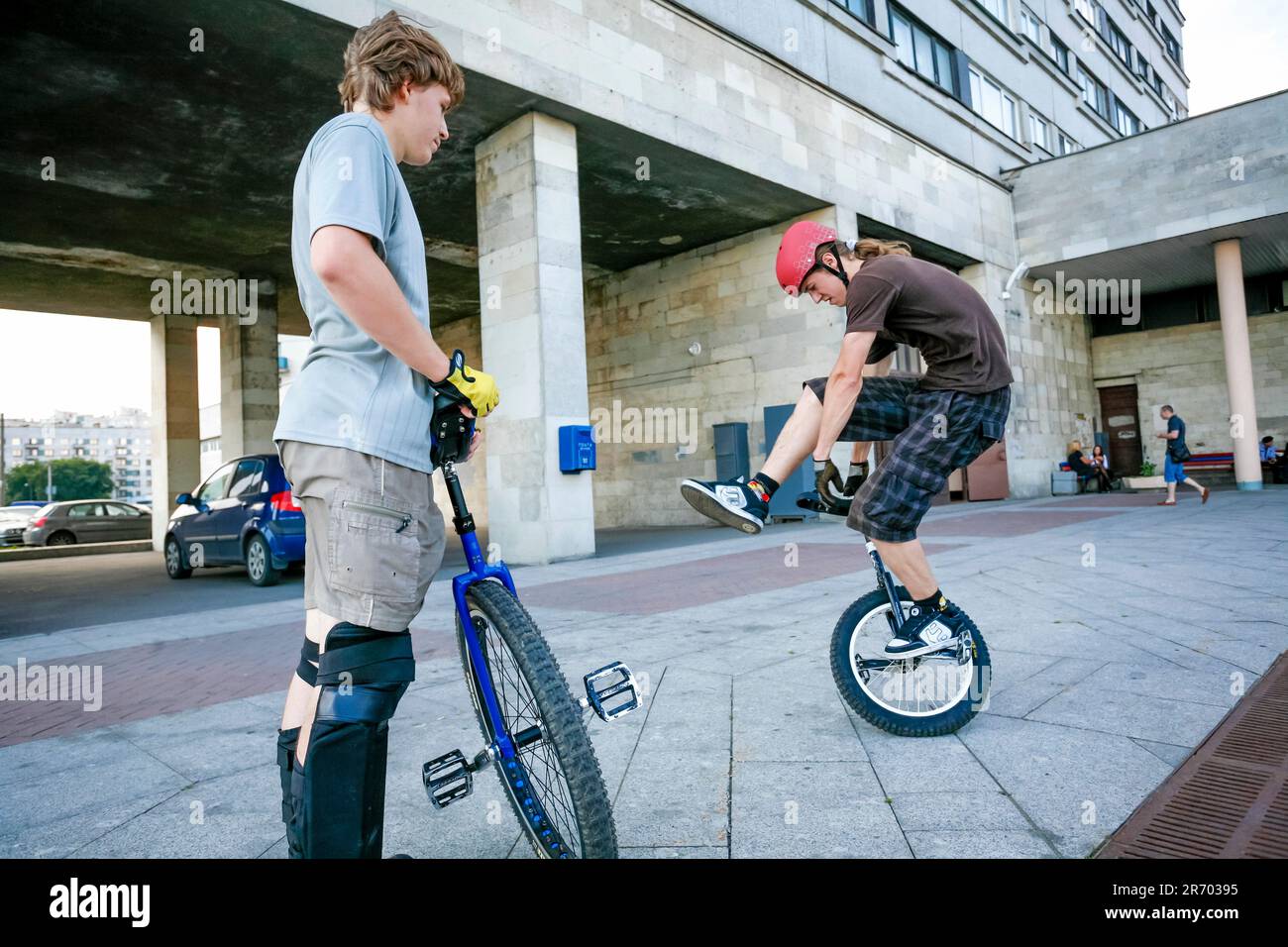 Teenage Boy demonstriert Einen Einrad-Trick Stockfoto