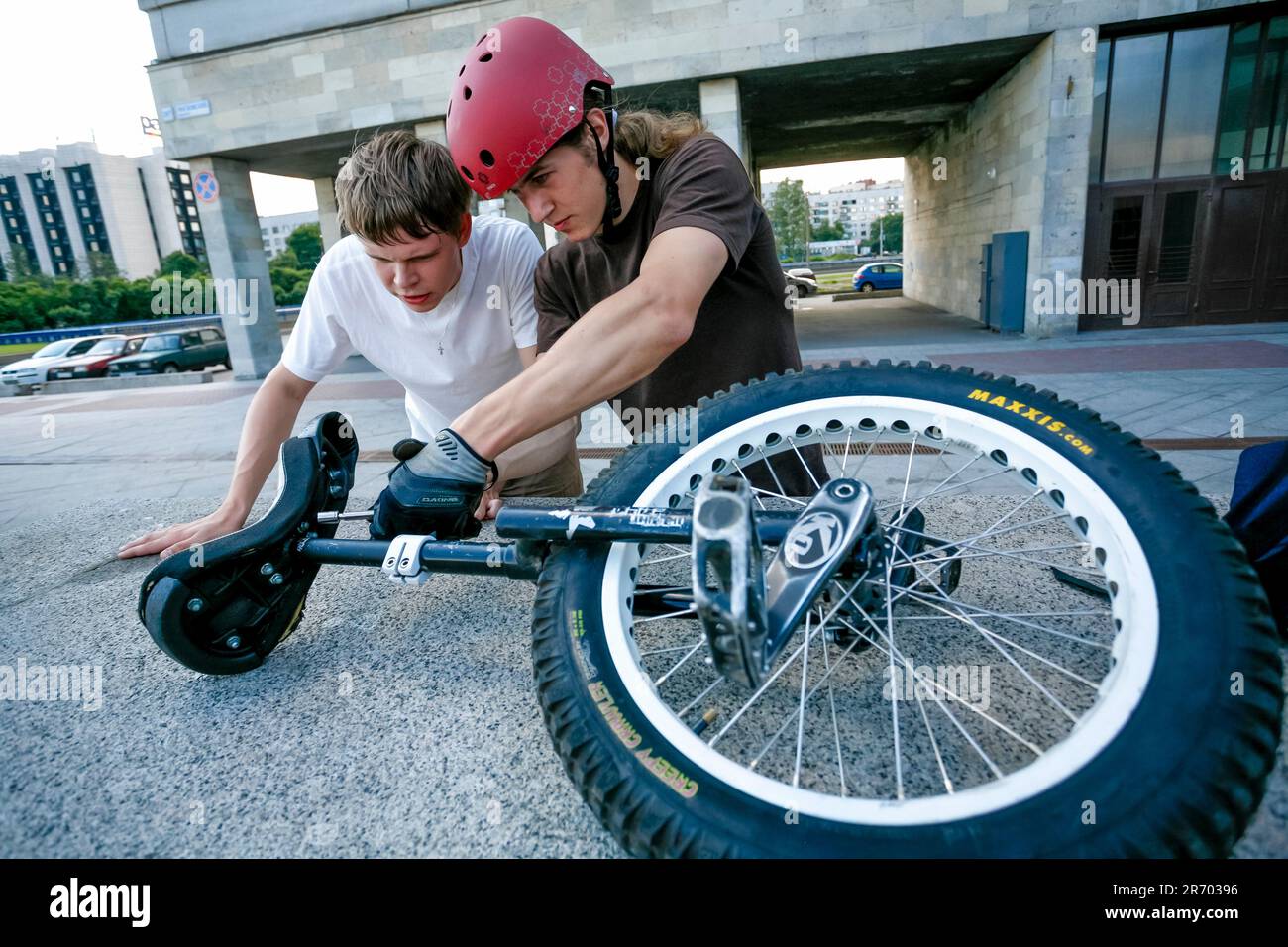 Zwei Jungen: Vor dem Aufführen von Tricks Ein Einrad einstellen Stockfoto