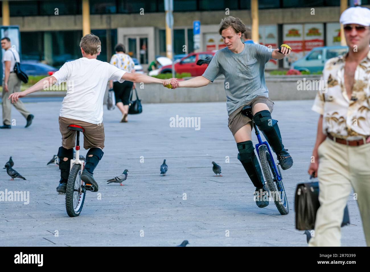 Zwei Jungen Auf Einrädern Greifen Sich Die Straße Von Russland An Stockfoto