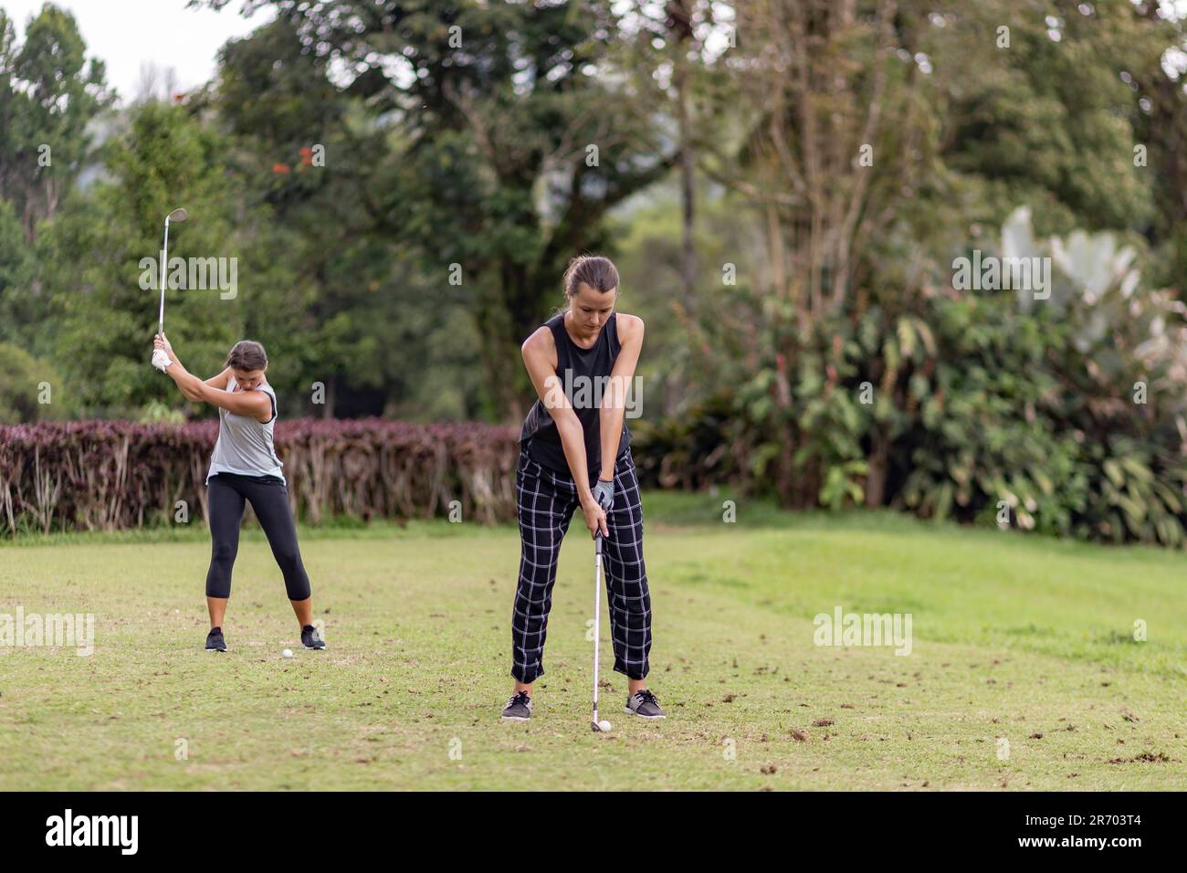 Zwei Frauen, die Golf spielen, Bedugul, Bali, Indonesien Stockfoto