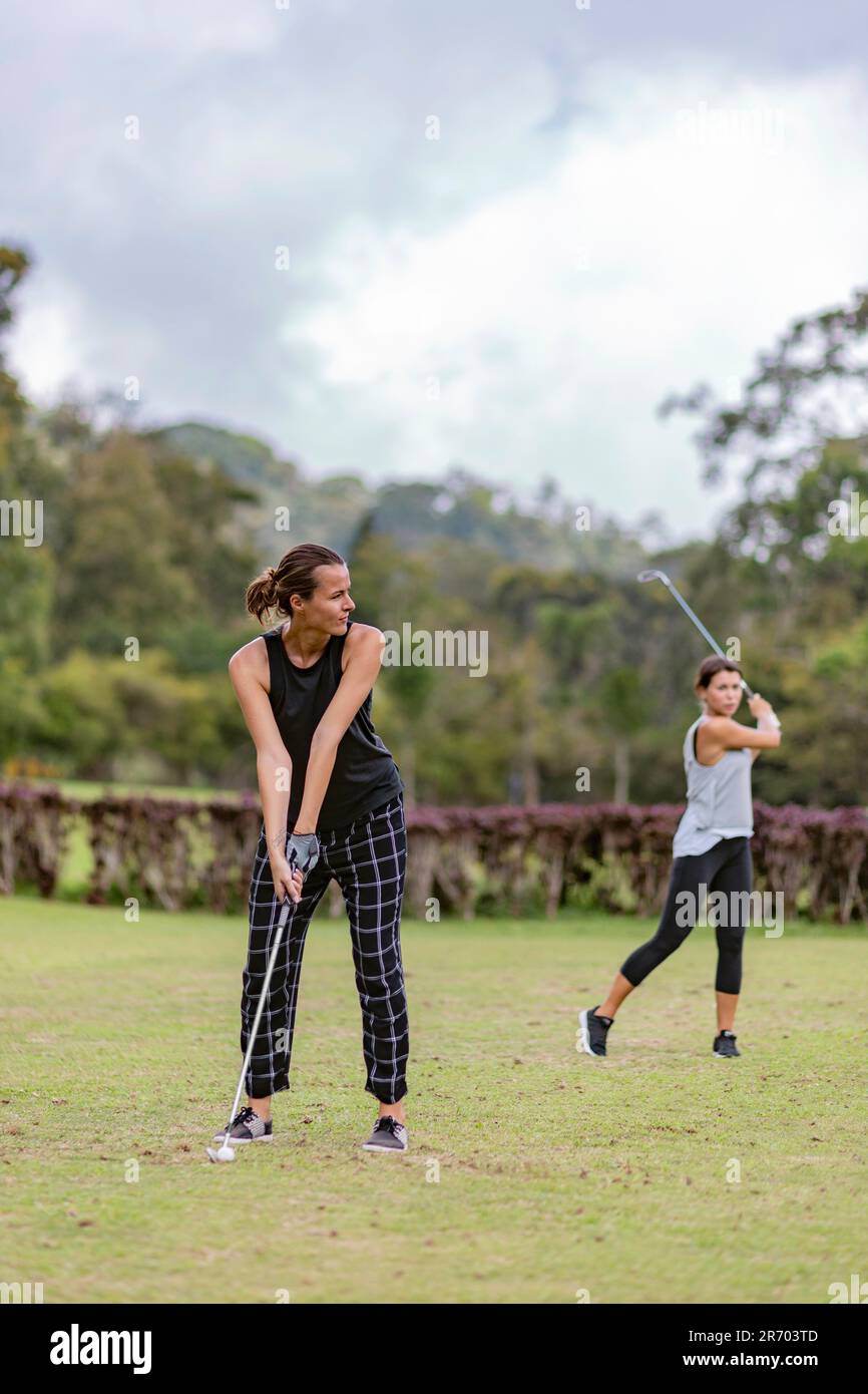 Frauen, die Golf spielen, Bedugul, Bali, Indonesien Stockfoto