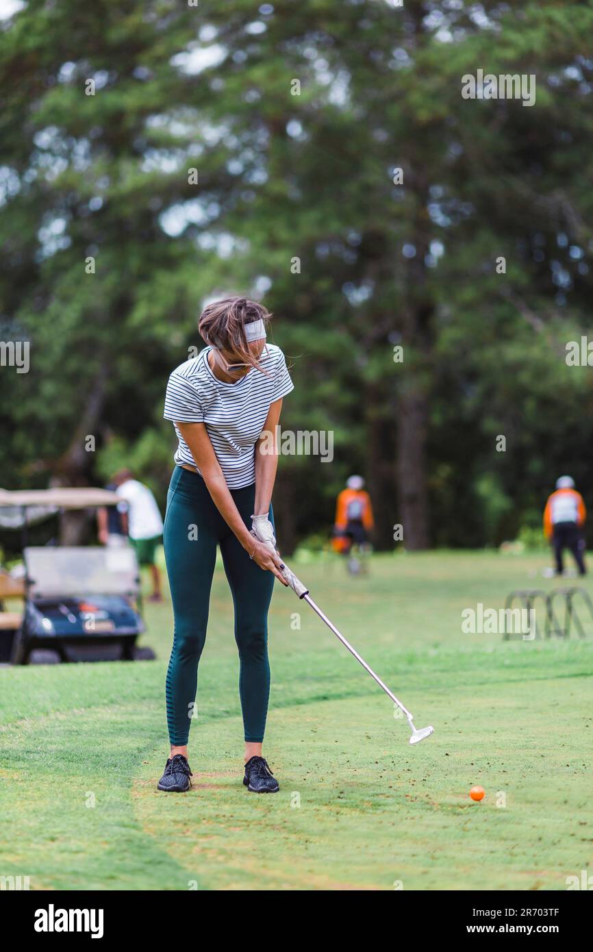 Frau spielt Golf, Bedugul, Bali, Indonesien Stockfoto