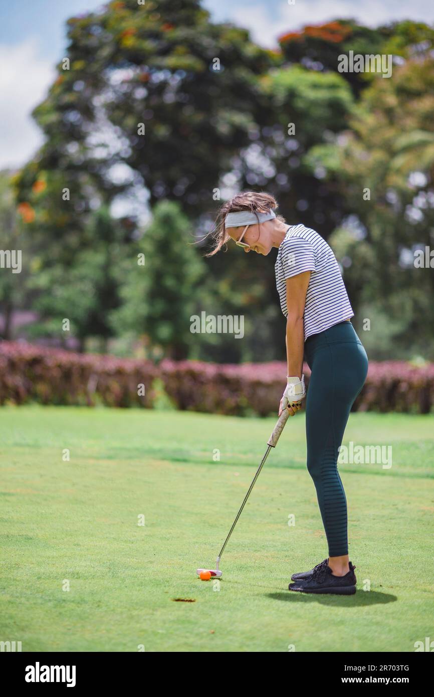 Frau spielt Golf, Bedugul, Bali, Indonesien Stockfoto