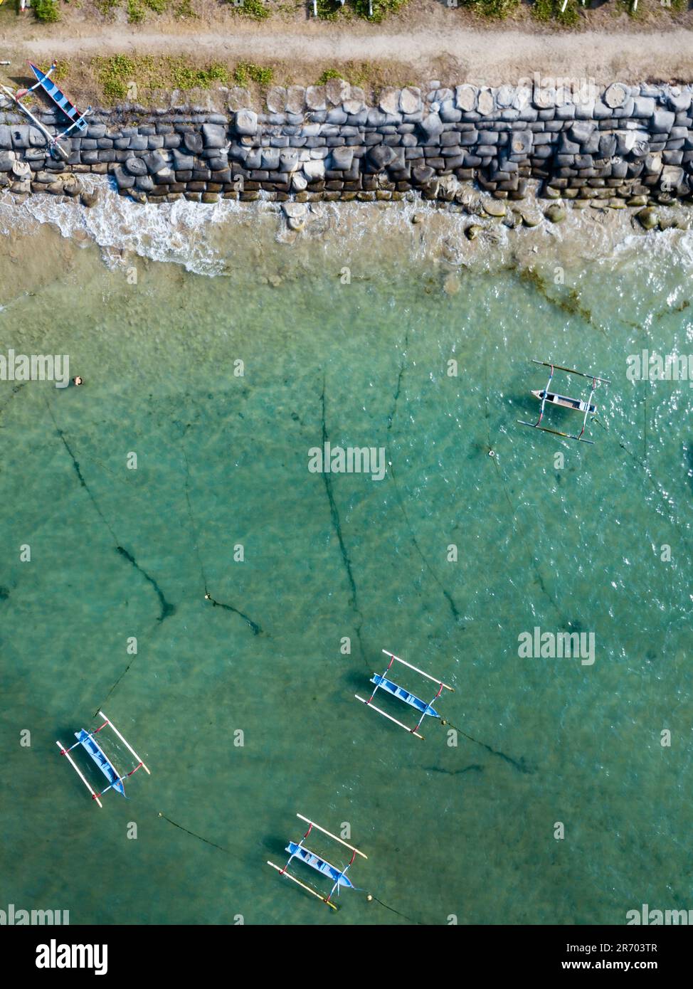 Luftblick auf Strand und Meer mit Auslegerbooten, Sanur, Bali, Indonesien Stockfoto