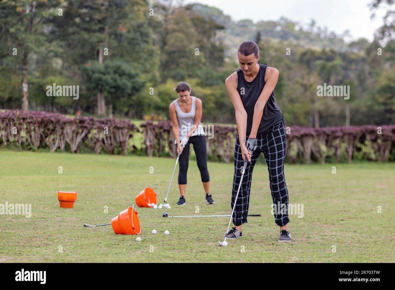 Frauen, die Golf spielen, Bedugul, Bali, Indonesien Stockfoto