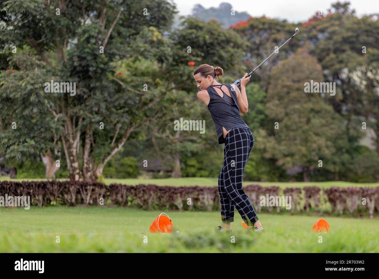 Frau spielt Golf, Bedugul, Bali, Indonesien Stockfoto