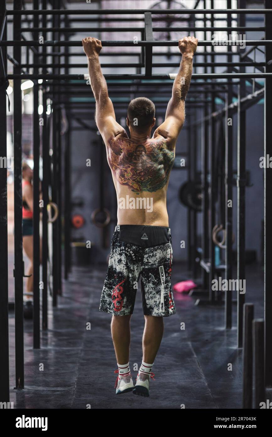 Man doingÂ Pull-upsÂ im Fitnessstudio, Â Canggu, Bali, Indonesien Stockfoto