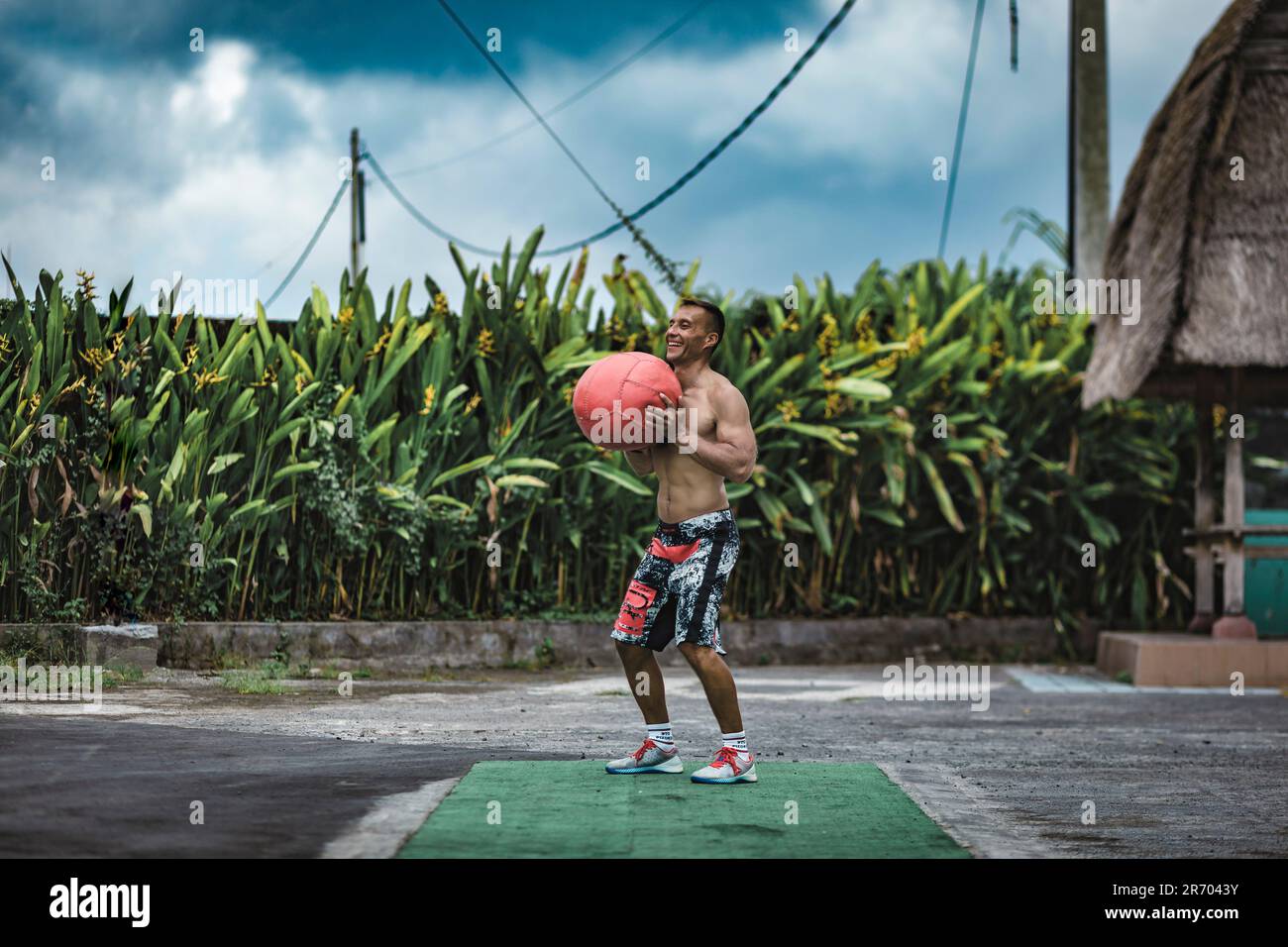 Mann, der mit Medizinball trainiert, Â Canggu, Bali, Indonesien Stockfoto