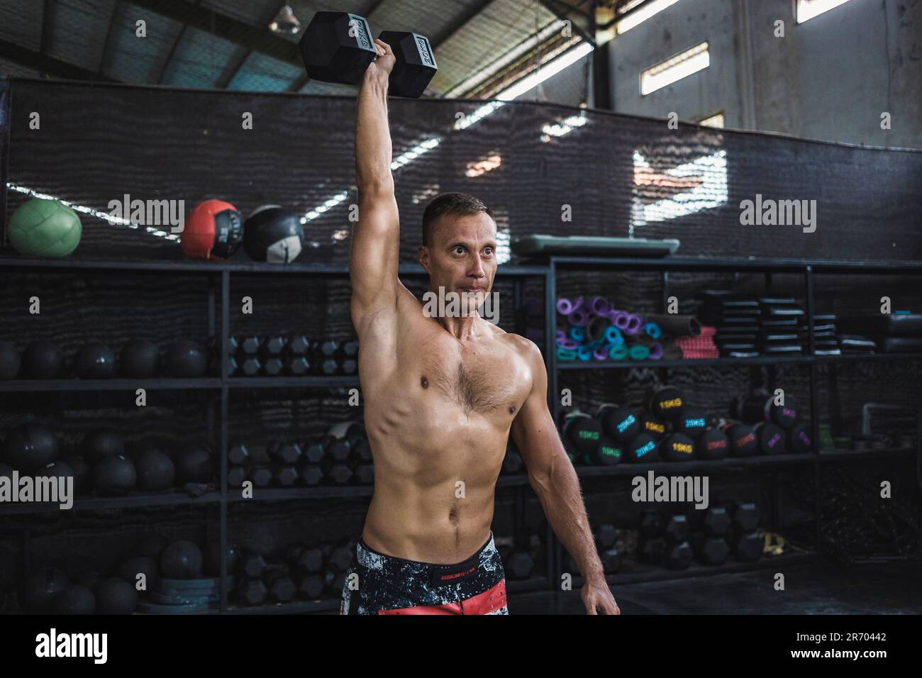Mann, der im Fitnessstudio mit Kurzhanteln trainiert, Â Canggu, Bali, Indonesien Stockfoto