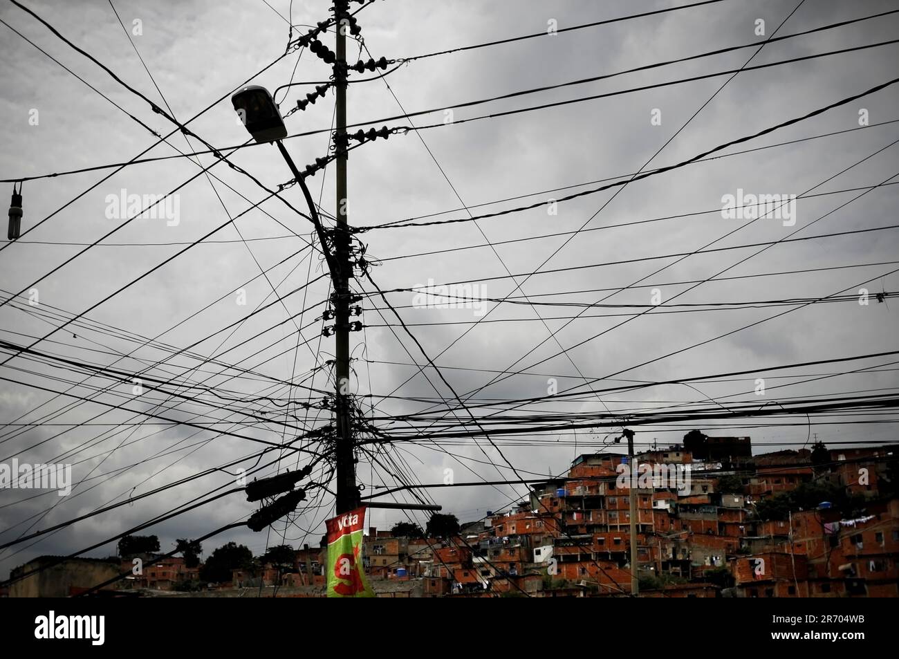 Verhedderte Stromleitungen in Petare, Caracas, Venezuela während der Energiekrise, die Stromausfälle im ganzen Land verursachte. Stockfoto