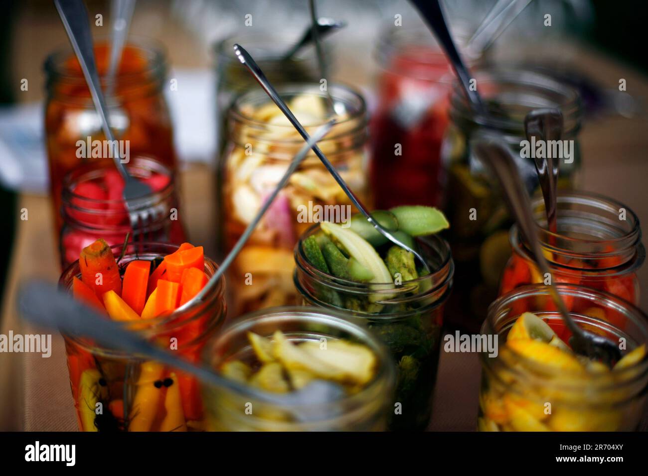 Eingelegte Karotten, Gurken, Rüben, Radieschen und Bohnen. Stockfoto