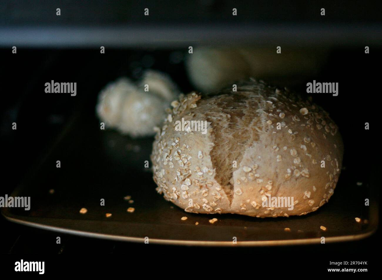 Hausgemachtes Brot im Ofen in einer Küche. Stockfoto