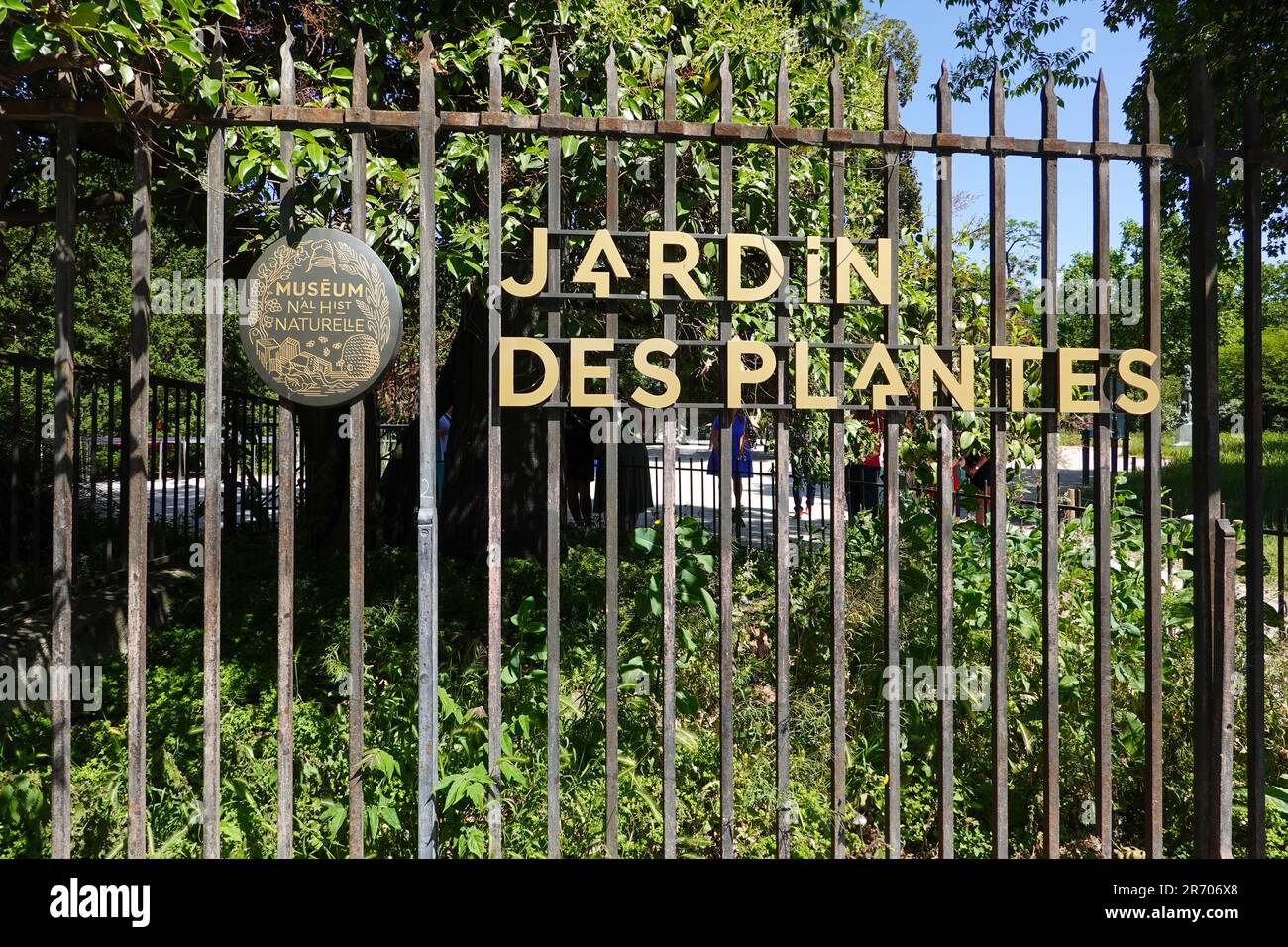 Beschilderung am Eingang zum Jardin des Plantes, wenn Menschen in den öffentlichen botanischen Garten im 5. Arrondissement, Paris, Frankreich betreten/verlassen. Stockfoto
