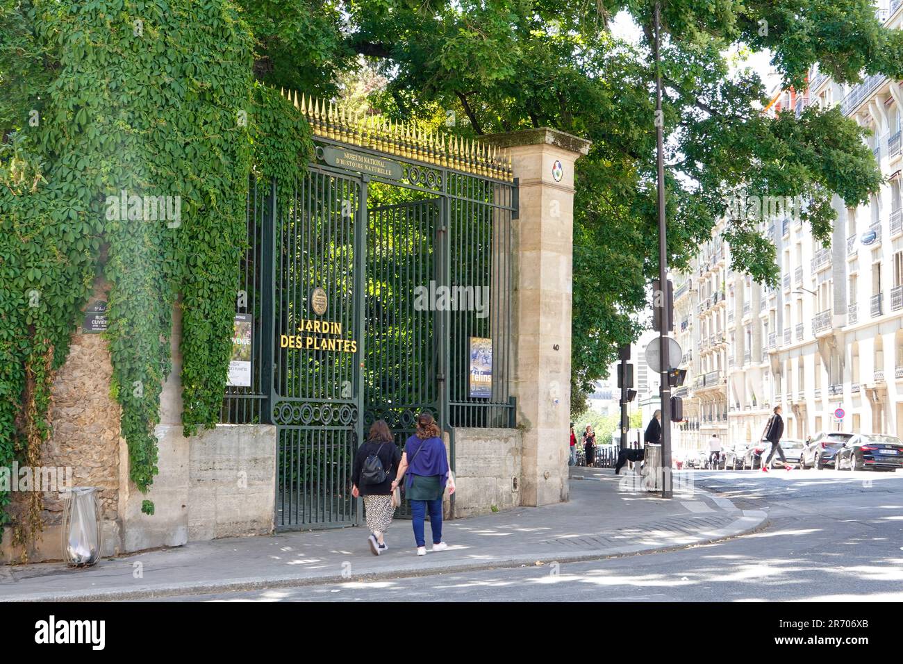 Beschilderung am Eingang zum Jardin des Plantes, wenn Menschen in den öffentlichen botanischen Garten im 5. Arrondissement, Paris, Frankreich betreten/verlassen. Stockfoto