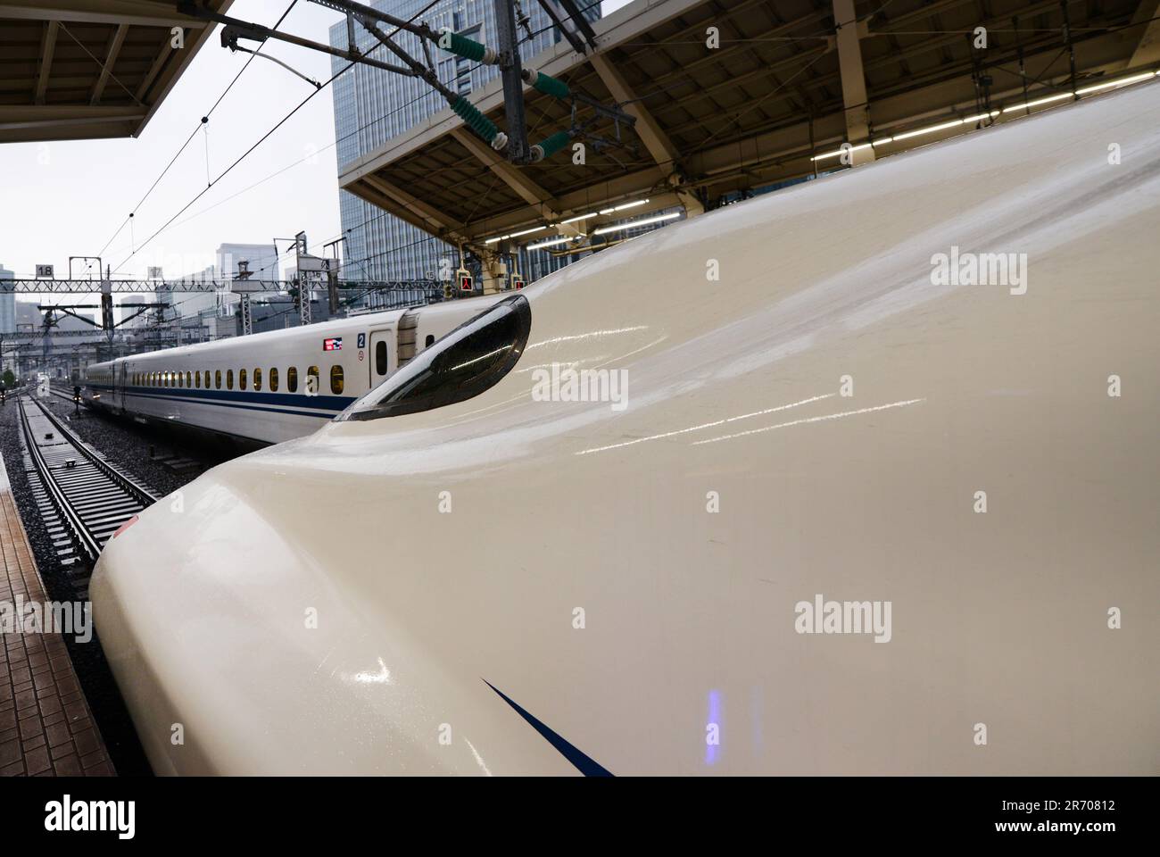 Ein Shinkansen-Hochgeschwindigkeitszug, bereit, den Bahnhof Tokio in Tokio, Japan, zu verlassen. Stockfoto