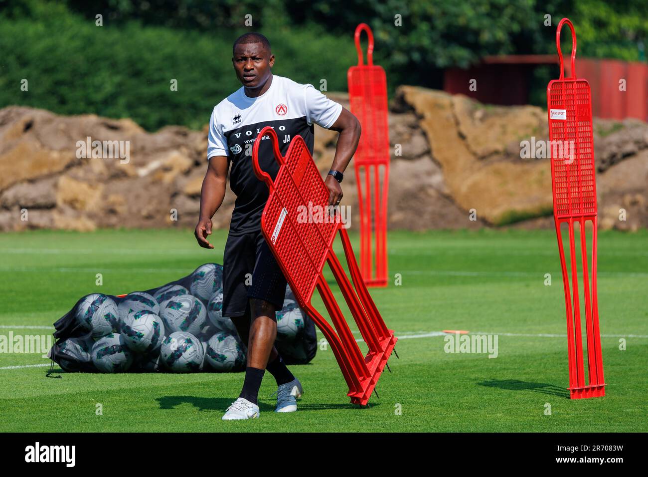 Kortrijks Trainer Joseph Akpala wurde während der ersten Trainingseinheit der Saison 2023-2024 vom belgischen Fußballteam KV Kortrijk, erster Liga, am Montag, den 12. Juni 2023 in Kortrijk fotografiert. BELGA FOTO KURT DESPLENTER Stockfoto