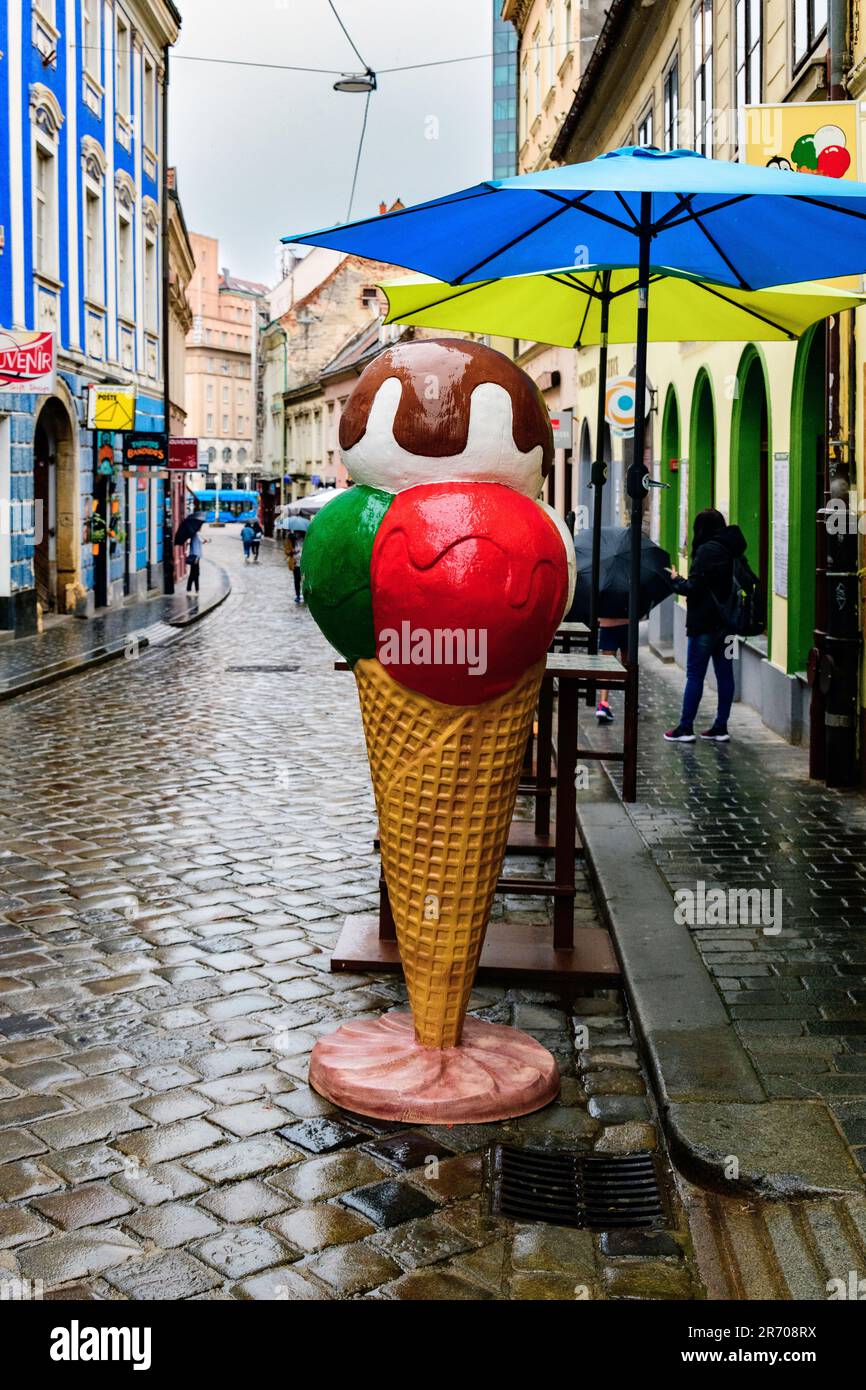 Eine Eiskrem-Statue mit einer fröhlichen Statue vor einem Café in Zagreb. Stockfoto