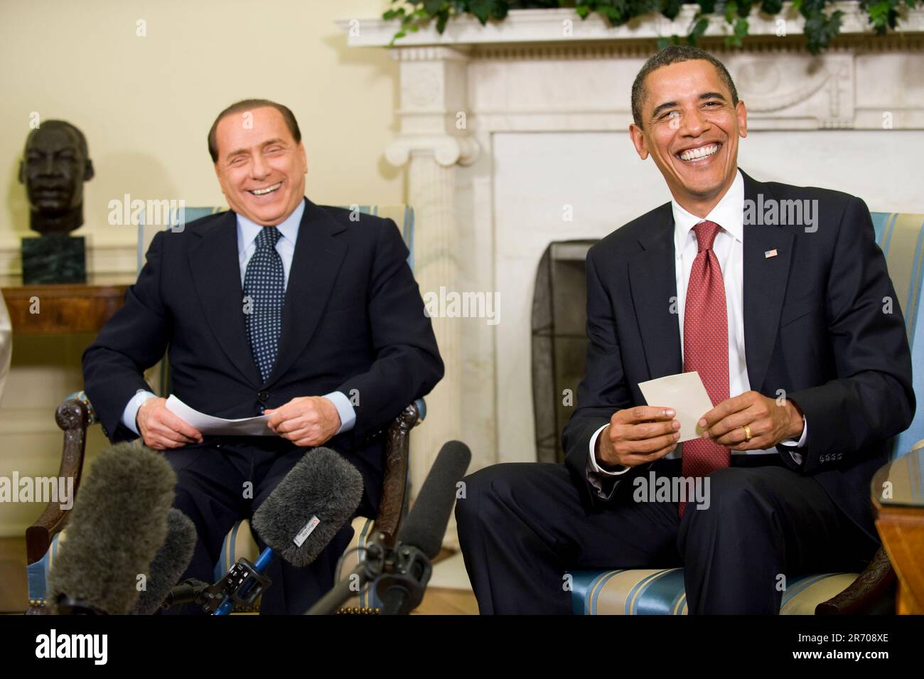Washington, DC - 15. Juni 2009 -- US-Präsident Barack Obama (R) trifft am Montag, 15. Juni 2009 im Oval Office des Weißen Hauses mit Premierminister Silvio Berlusconi aus Italien zusammen. Die beiden Staats- und Regierungschefs trafen sich im Vorfeld des G8-Gipfels, der nächsten Monat in Italien stattfinden wird.Kredit: Matthew Cavanaugh - Pool über CNP Stockfoto