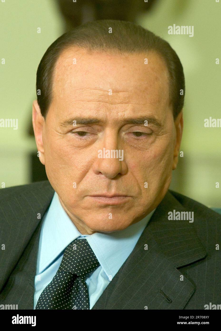 Washington, D.C. - 28. Februar 2006 -- US-Präsident George W. Bush trifft am 28. Februar 2006 im Oval Office des Weißen Hauses den italienischen Premierminister Silvio Berlusconi. Kredit: Ron Sachs/CNP Stockfoto