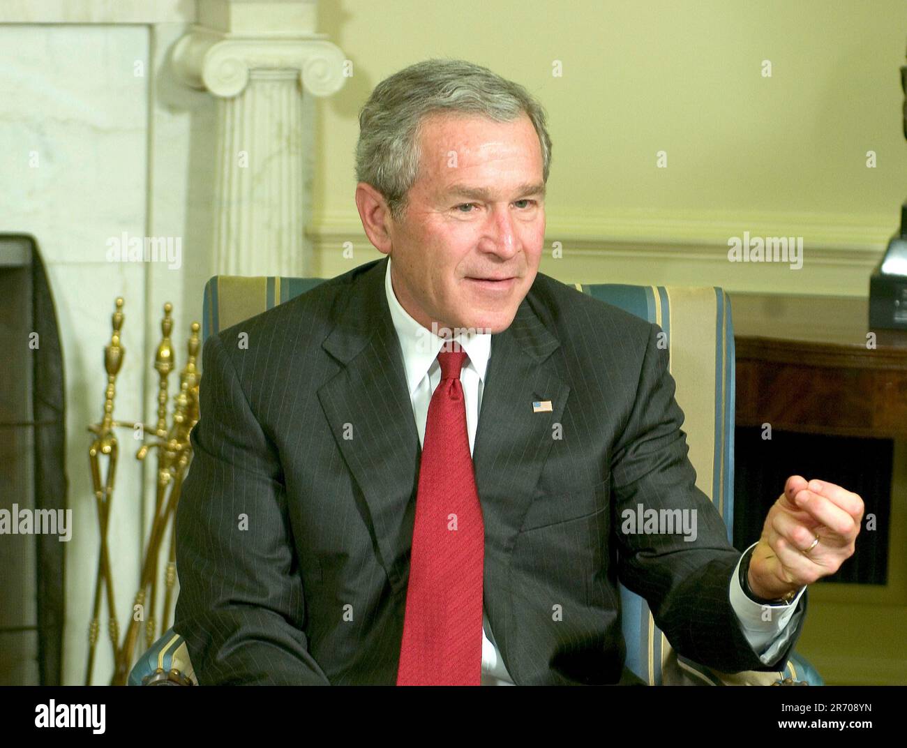 Washington, D.C. - 28. Februar 2006 -- US-Präsident George W. Bush trifft am 28. Februar 2006 im Oval Office des Weißen Hauses den italienischen Premierminister Silvio Berlusconi. Kredit: Ron Sachs/CNP Stockfoto