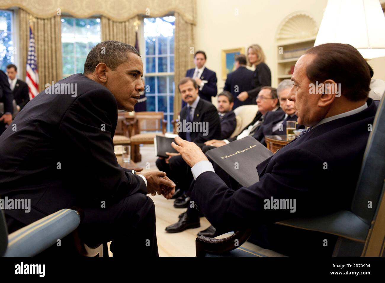 Washington, DC - 15. Juni 2009 -- US-Präsident Barack Obama trifft sich mit dem italienischen Premierminister Silvio Berlusconi im Oval Office des Weißen Hauses am 15. Juni 2009. Erforderliches Guthaben: Pete Souza - Weißes Haus über CNP Stockfoto