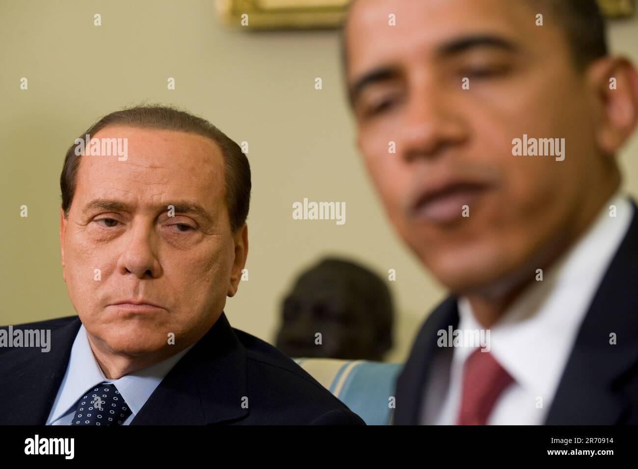 Washington, DC - 15. Juni 2009 -- Premierminister Silvio Berlusconi (L) betrachtet US-Präsident Barack Obama während eines Treffens im Oval Office des Weißen Hauses am Montag, 15. Juni 2009. Die beiden Staats- und Regierungschefs trafen sich im Vorfeld des G8-Gipfels, der nächsten Monat in Italien stattfinden wird.Kredit: Matthew Cavanaugh - Pool über CNP Stockfoto