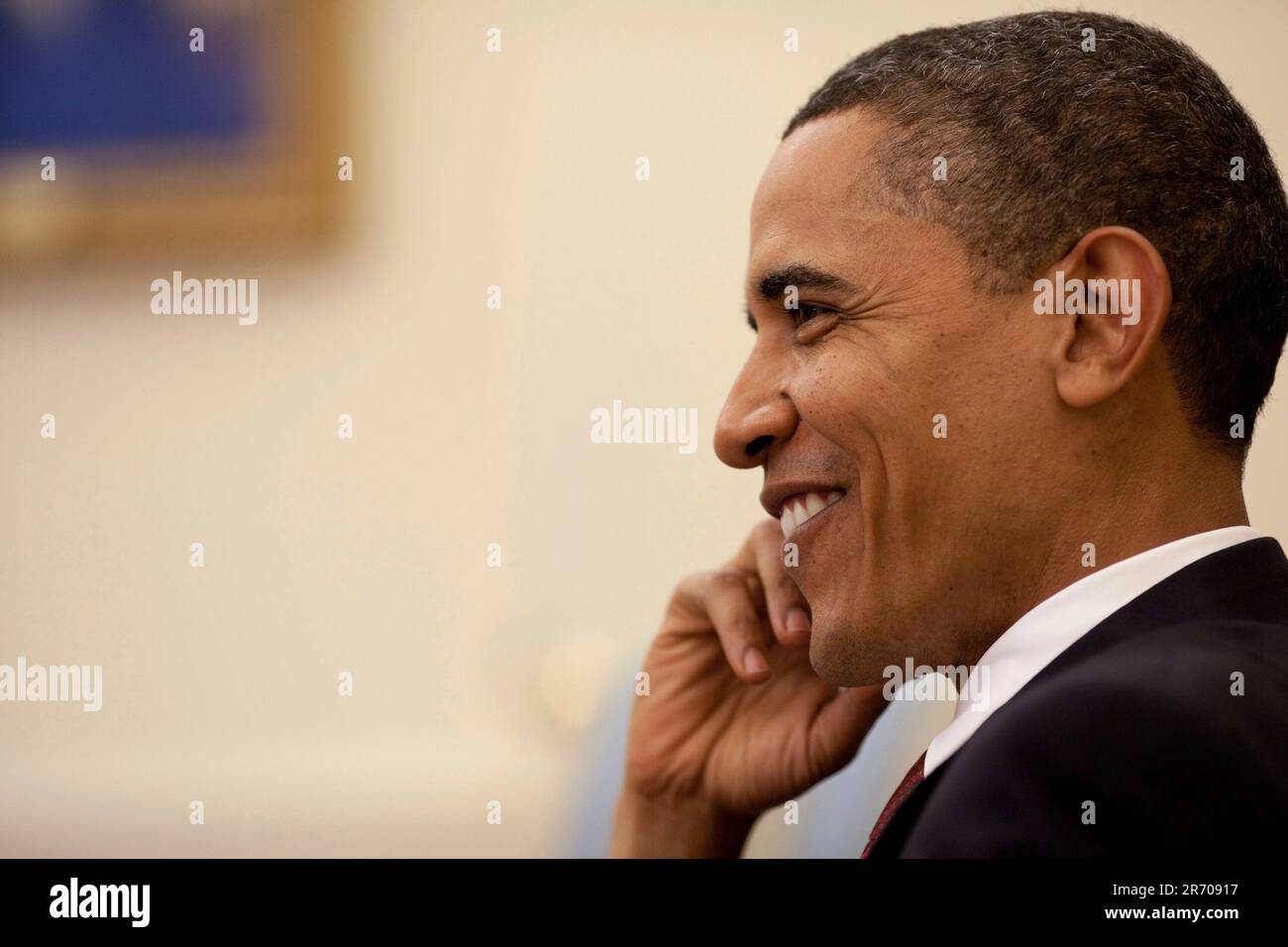 Washington, DC - 15. Juni 2009 -- US-Präsident Barack Obama lächelt während eines Treffens mit dem italienischen Premierminister Silvio Berlusconi im Oval Office des Weißen Hauses am 15. Juni 2009. Erforderliches Guthaben: Pete Souza - Weißes Haus über CNP Stockfoto