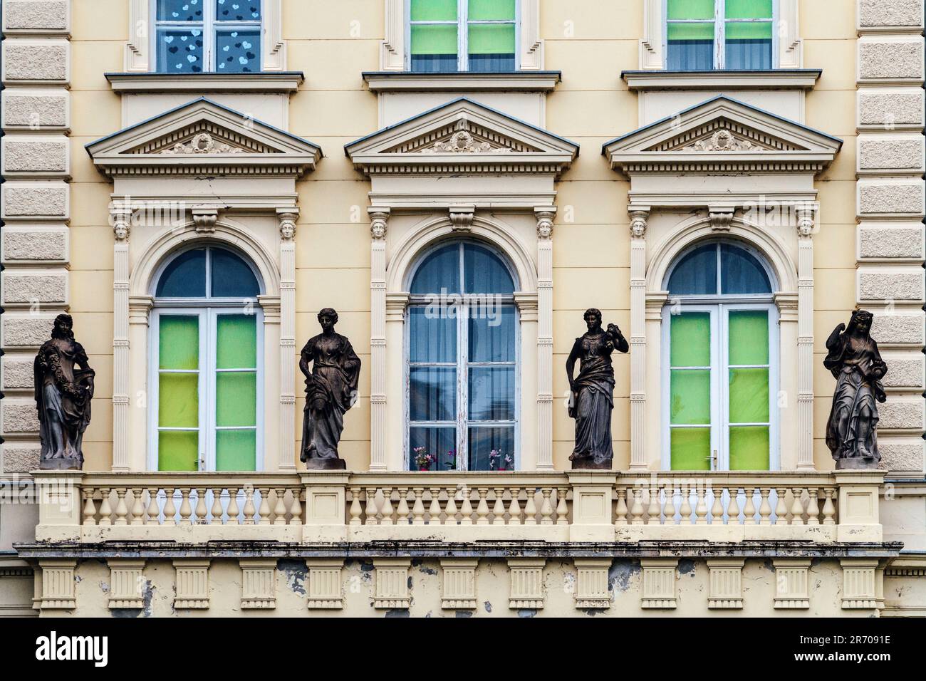 Ein wunderschönes Gebäude mit Statuen auf dem Balkon. Stockfoto