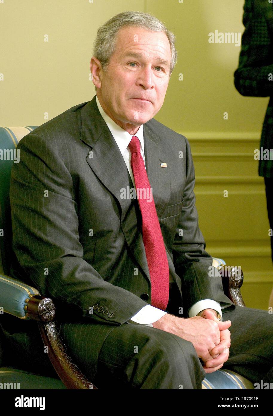 Washington, D.C. - 28. Februar 2006 -- US-Präsident George W. Bush trifft am 28. Februar 2006 im Oval Office des Weißen Hauses den italienischen Premierminister Silvio Berlusconi. Kredit: Ron Sachs/CNP Stockfoto