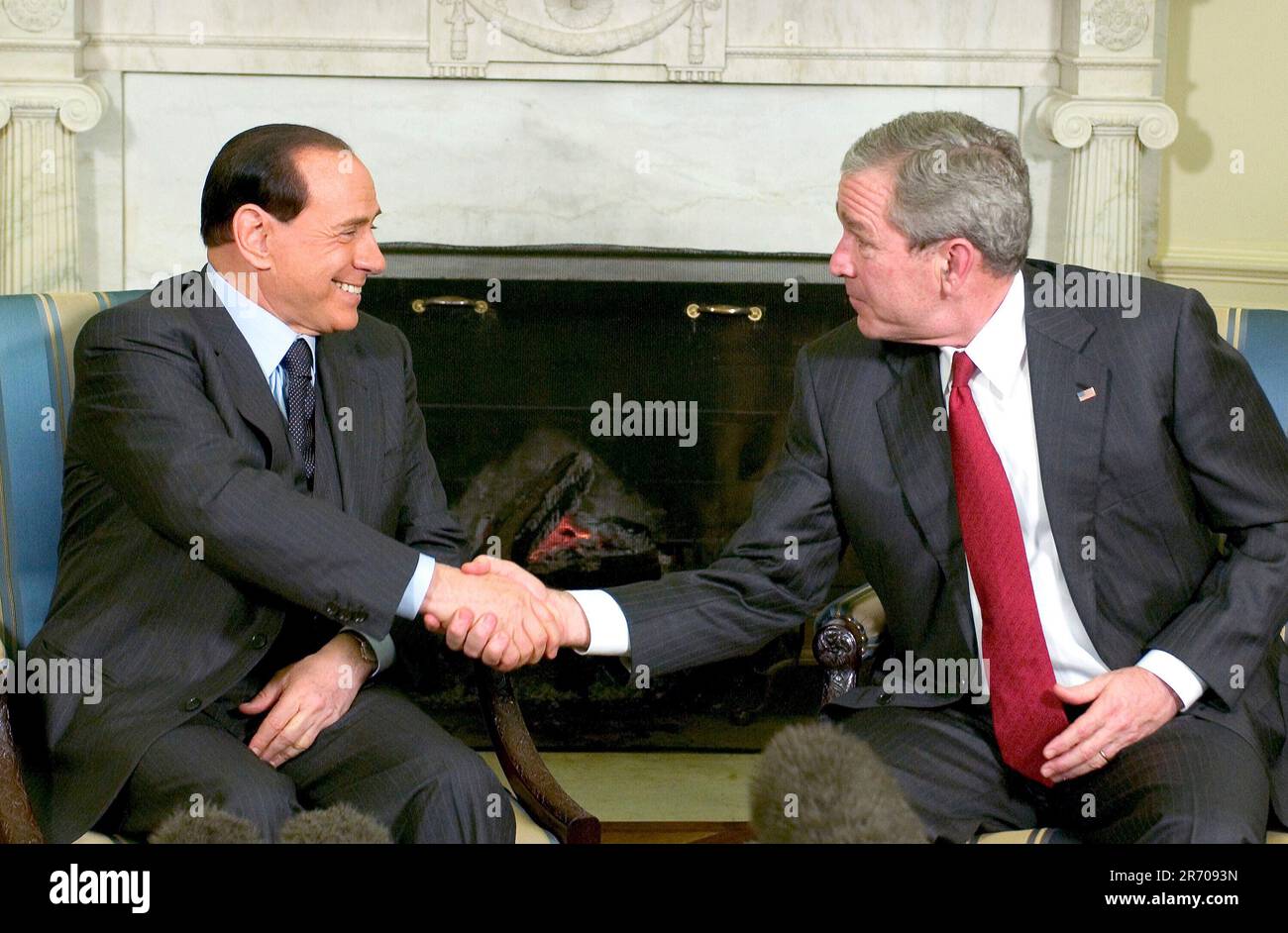 Washington, D.C. - 28. Februar 2006 -- US-Präsident George W. Bush trifft am 28. Februar 2006 im Oval Office des Weißen Hauses den italienischen Premierminister Silvio Berlusconi. Kredit: Ron Sachs/CNP Stockfoto