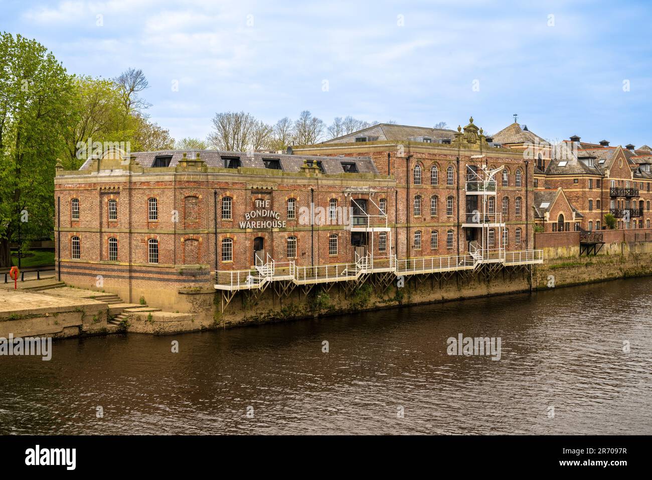 Das Bonding Warehouse am Ufer des Flusses Ouse ist jetzt ein Luxusapartment. York, North Yorkshire. UK Stockfoto