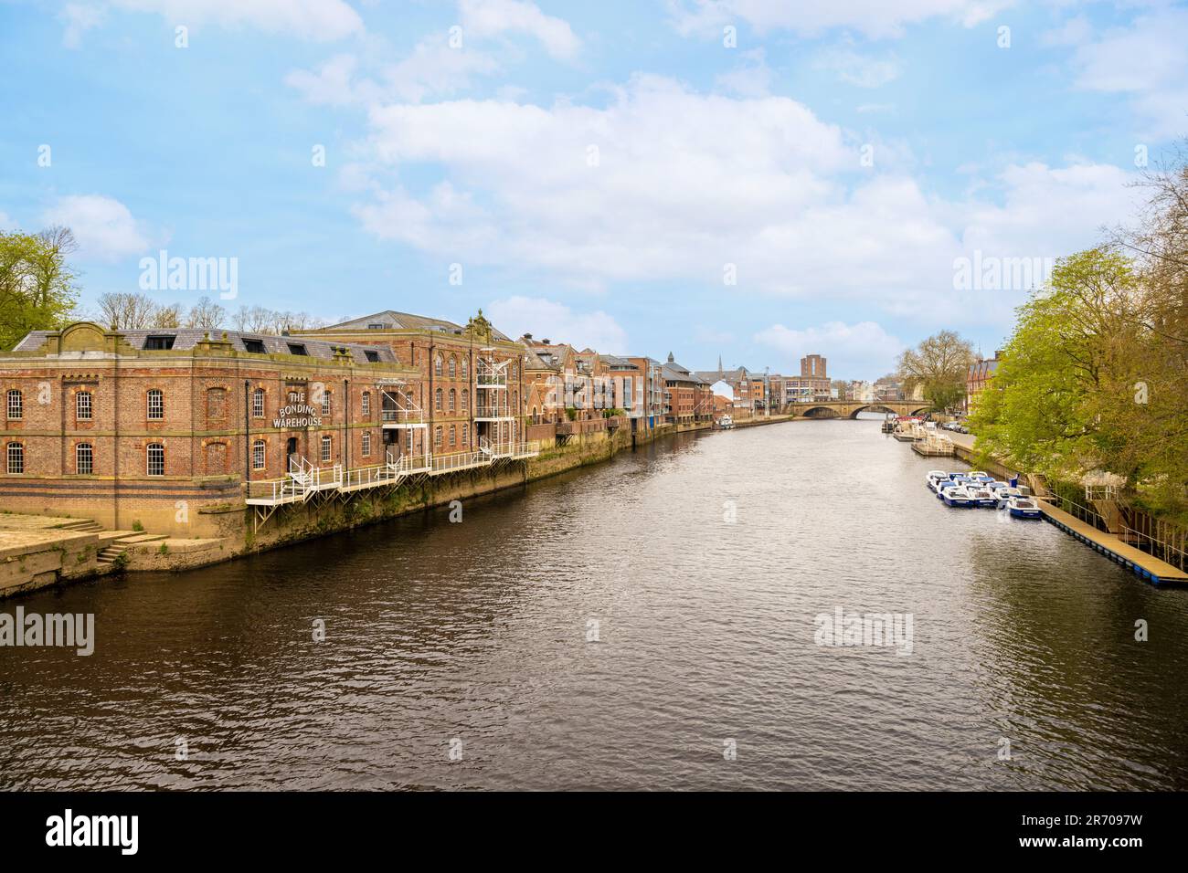 River Ouse in York mit Blick auf die Ouse Bridge, die Bond Warehouse Apartments auf der linken Seite und die Kais entlang der South Esplanade auf der rechten Seite. Stockfoto