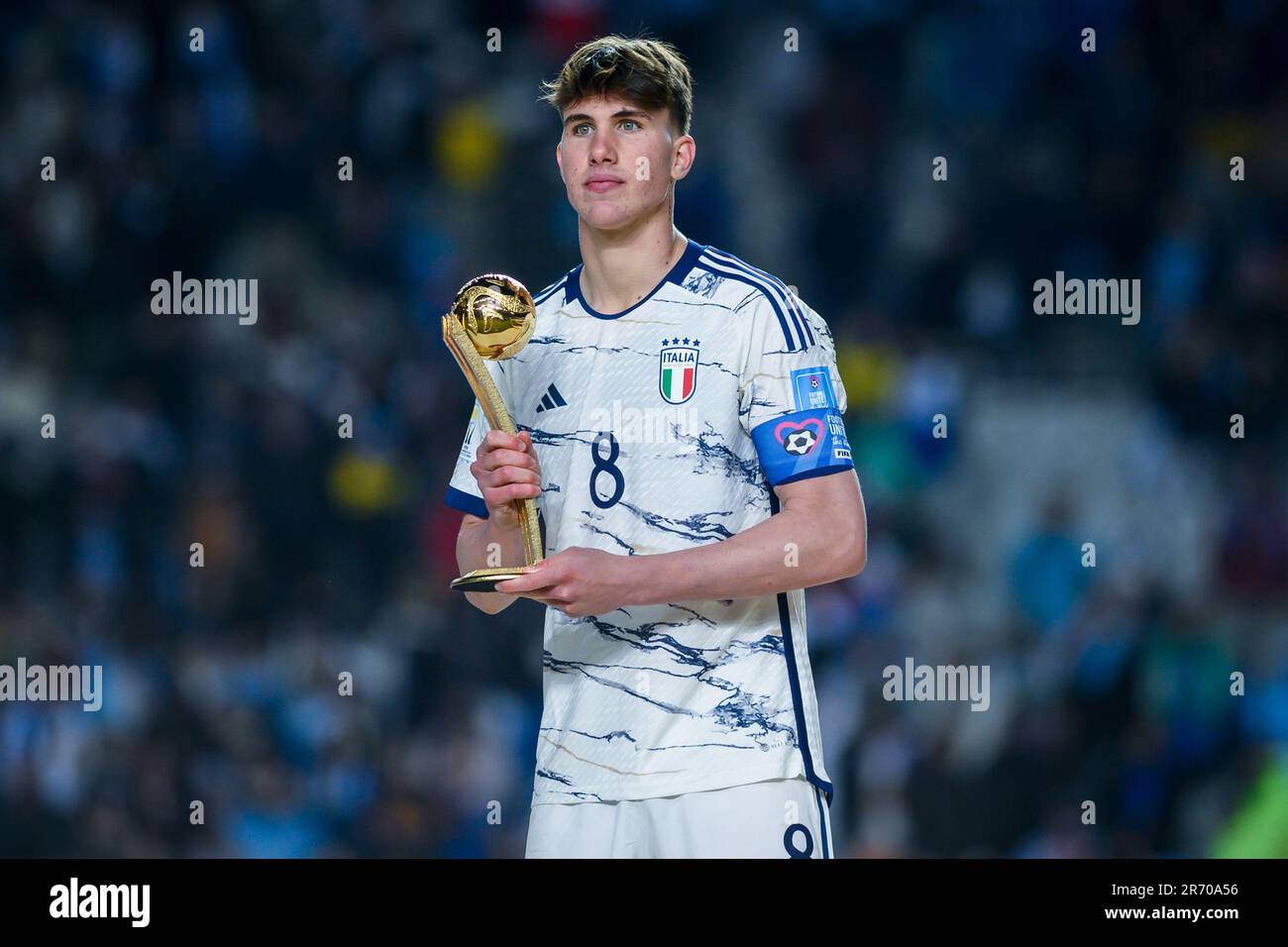 Cesare Casadei aus Italien posiert mit dem Adidas Golden Boot Award